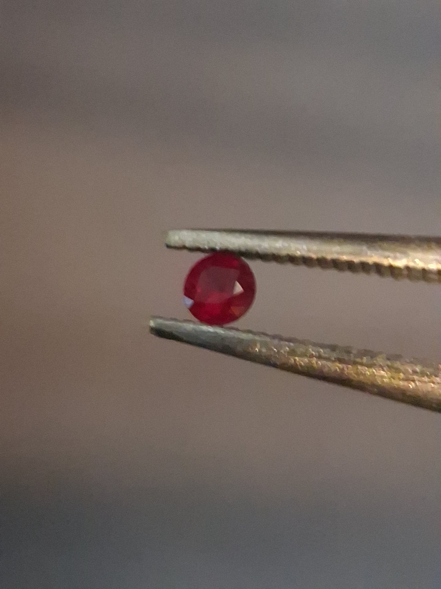 Natural Red Ruby - 0.04 ct - Round - heated - Burma - very good color - mid uv 385 reactive
