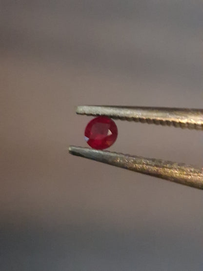 Natural Red Ruby - 0.04 ct - Round - heated - Burma - very good color - mid uv 385 reactive