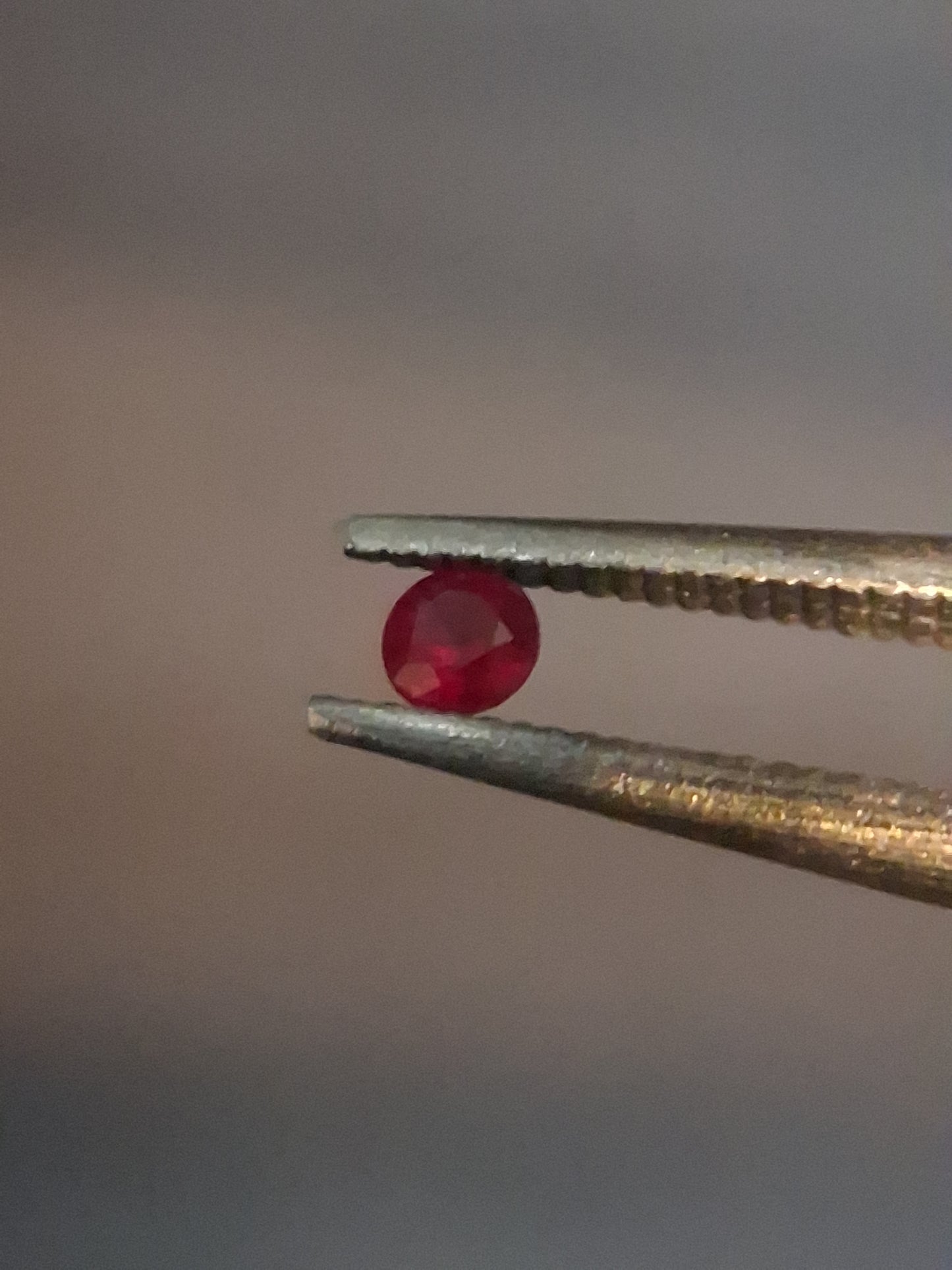 Natural Red Ruby - 0.04 ct - Round - heated - Burma - very good color - mid uv 385 reactive