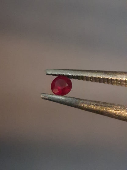 Natural Red Ruby - 0.04 ct - Round - heated - Burma - very good color - mid uv 385 reactive