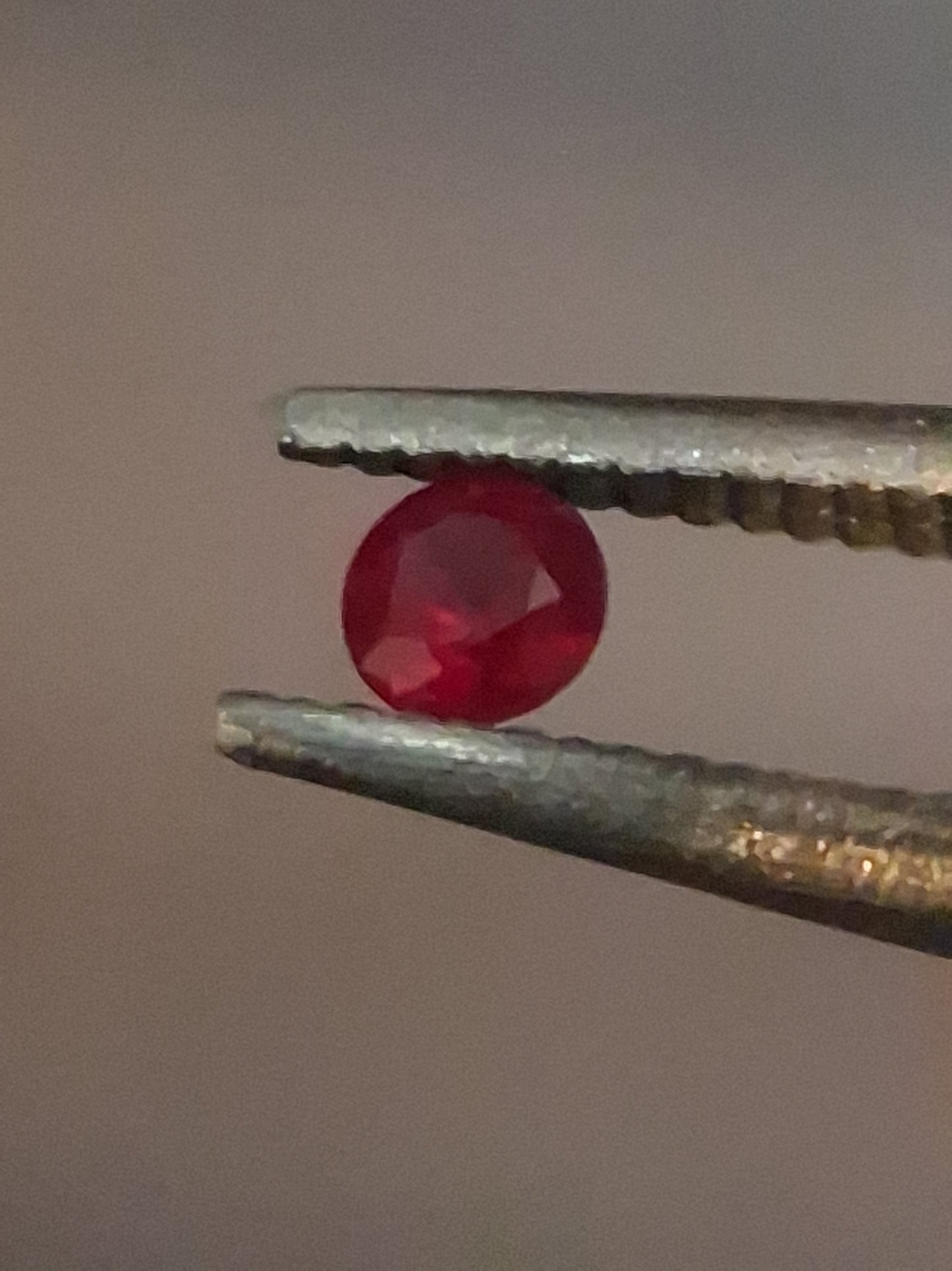Natural Red Ruby - 0.04 ct - Round - heated - Burma - very good color - mid uv 385 reactive