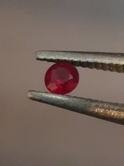 Natural Red Ruby - 0.04 ct - Round - heated - Burma - very good color - mid uv 385 reactive