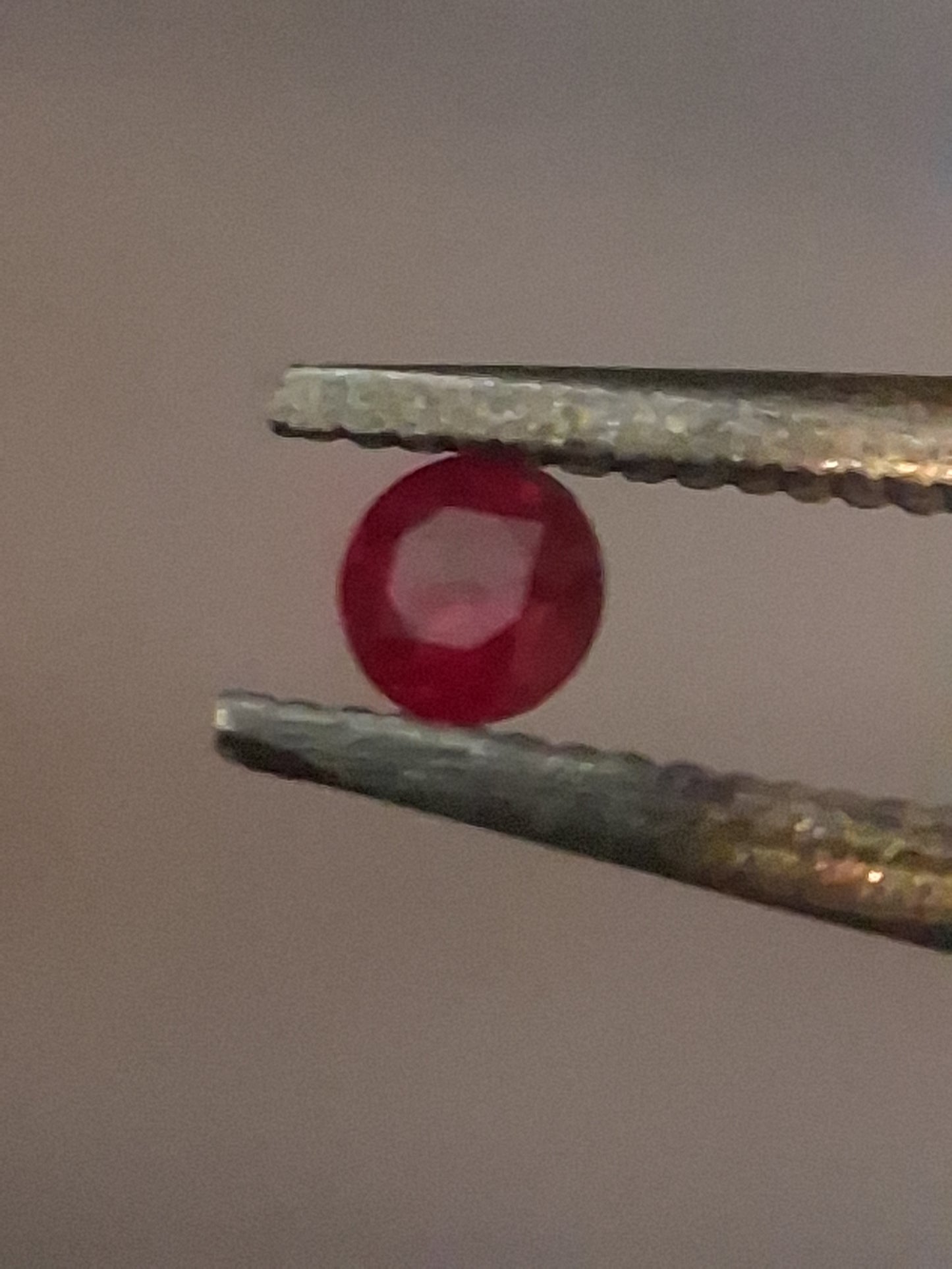 Natural Red Ruby - 0.04 ct - Round - heated - Burma - very good color - mid uv 385 reactive