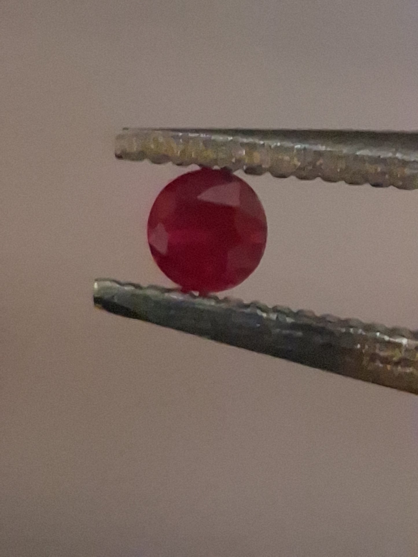 Natural Red Ruby - 0.04 ct - Round - heated - Burma - very good color - mid uv 385 reactive