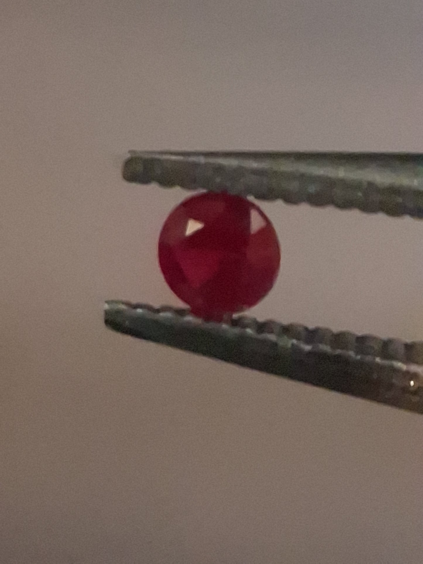 Natural Red Ruby - 0.04 ct - Round - heated - Burma - very good color - mid uv 385 reactive