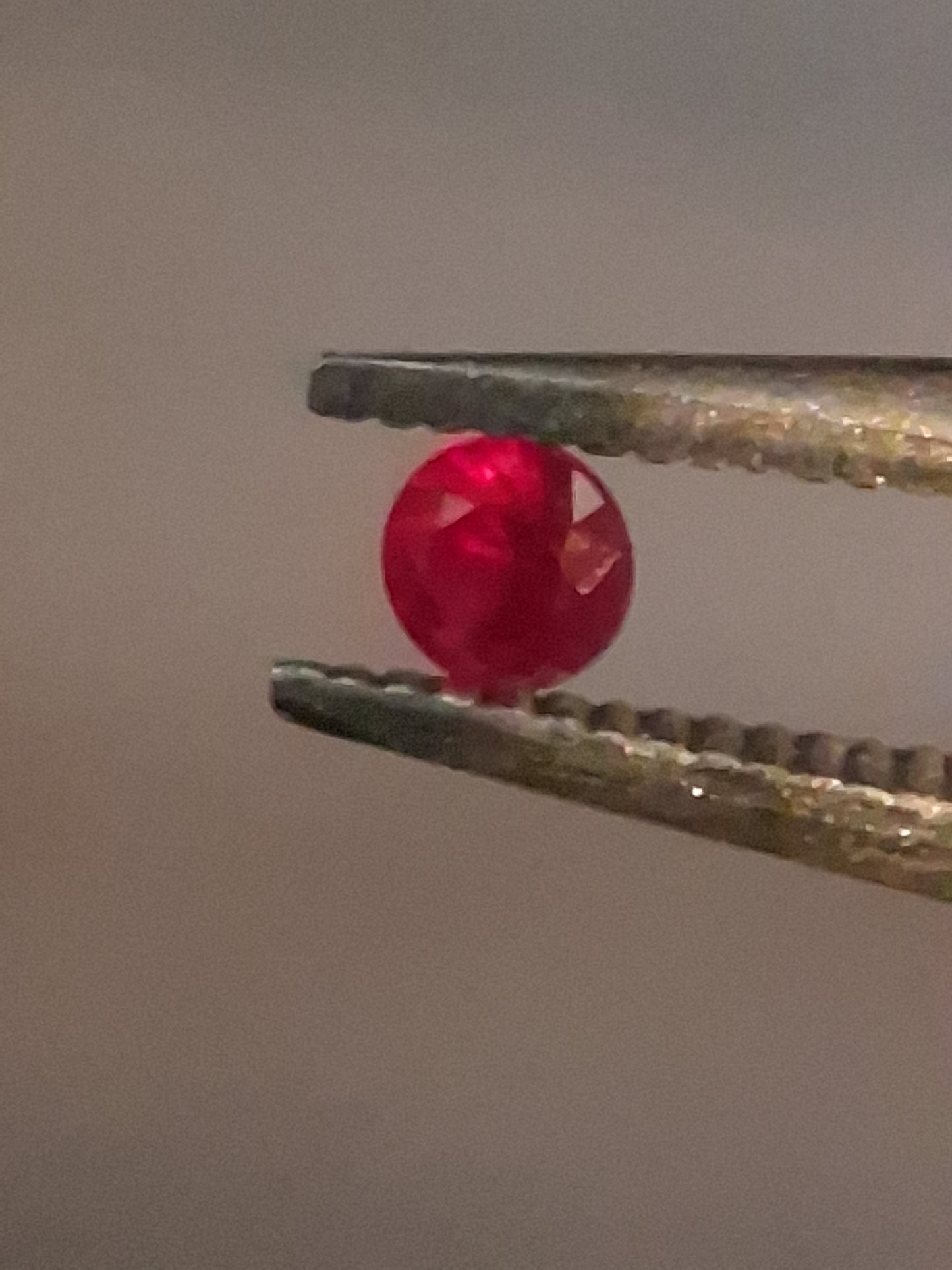 Natural Red Ruby - 0.04 ct - Round - heated - Burma - very good color - mid uv 385 reactive