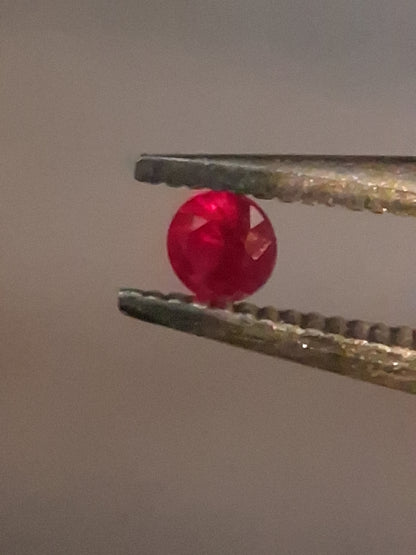 Natural Red Ruby - 0.04 ct - Round - heated - Burma - very good color - mid uv 385 reactive