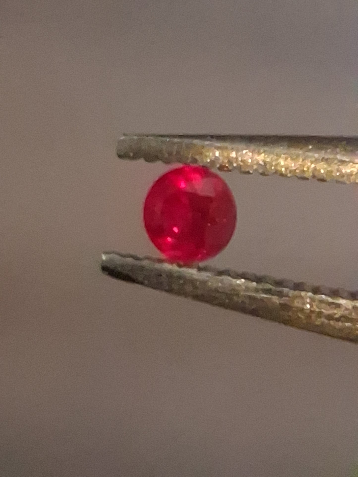 Natural Red Ruby - 0.04 ct - Round - heated - Burma - very good color - mid uv 385 reactive