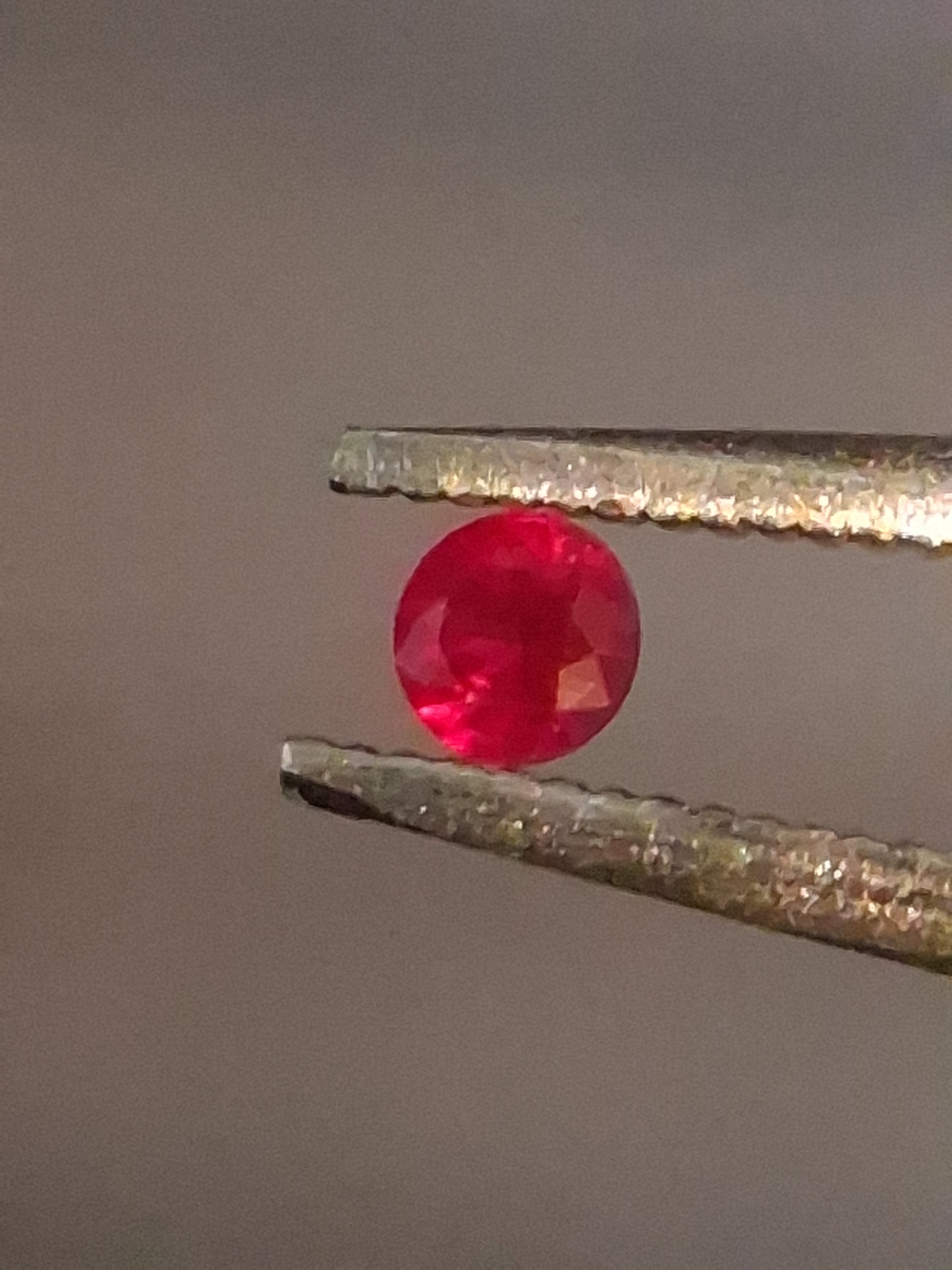 Natural Red Ruby - 0.04 ct - Round - heated - Burma - very good color - mid uv 385 reactive