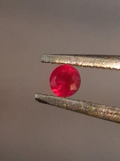 Natural Red Ruby - 0.04 ct - Round - heated - Burma - very good color - mid uv 385 reactive