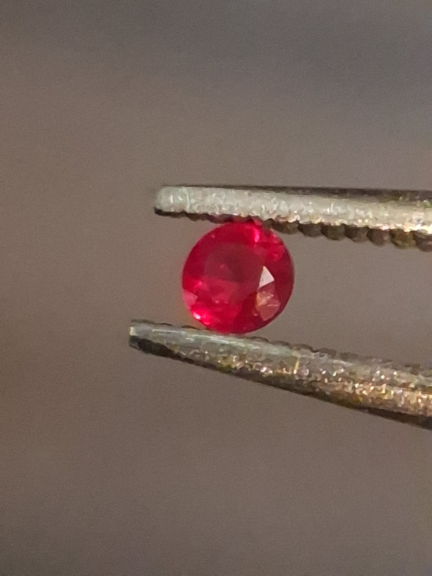 Natural Red Ruby - 0.04 ct - Round - heated - Burma - very good color - mid uv 385 reactive