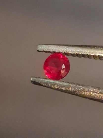 Natural Red Ruby - 0.04 ct - Round - heated - Burma - very good color - mid uv 385 reactive