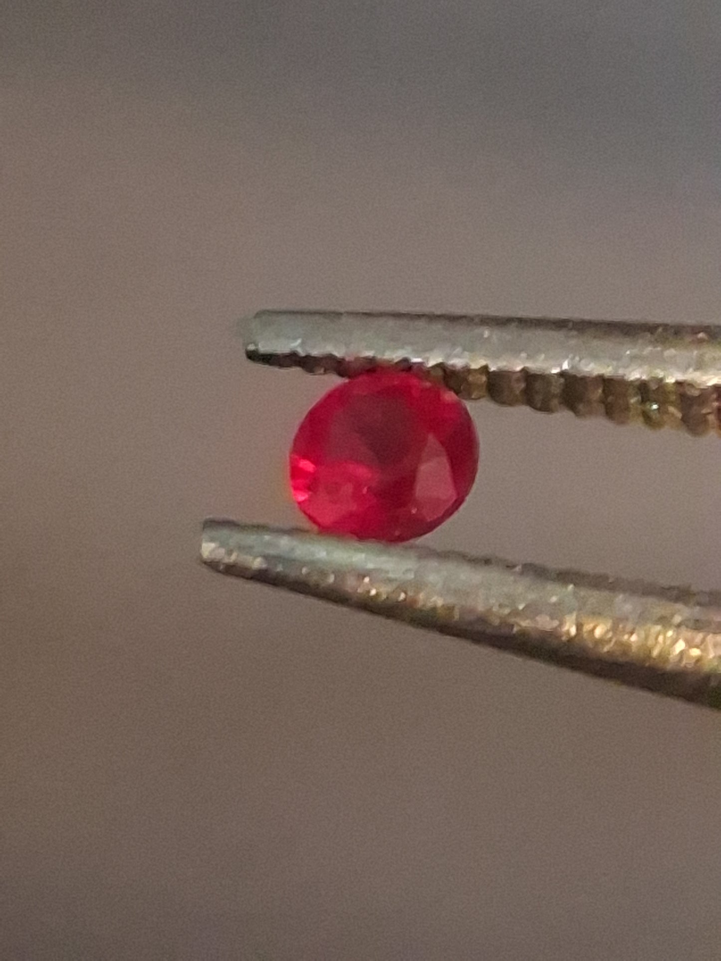 Natural Red Ruby - 0.04 ct - Round - heated - Burma - very good color - mid uv 385 reactive