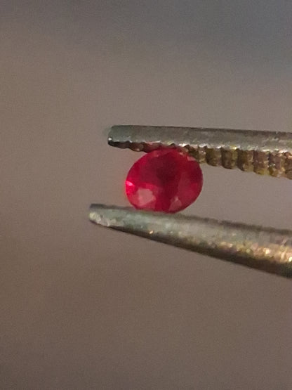 Natural Red Ruby - 0.04 ct - Round - heated - Burma - very good color - mid uv 385 reactive