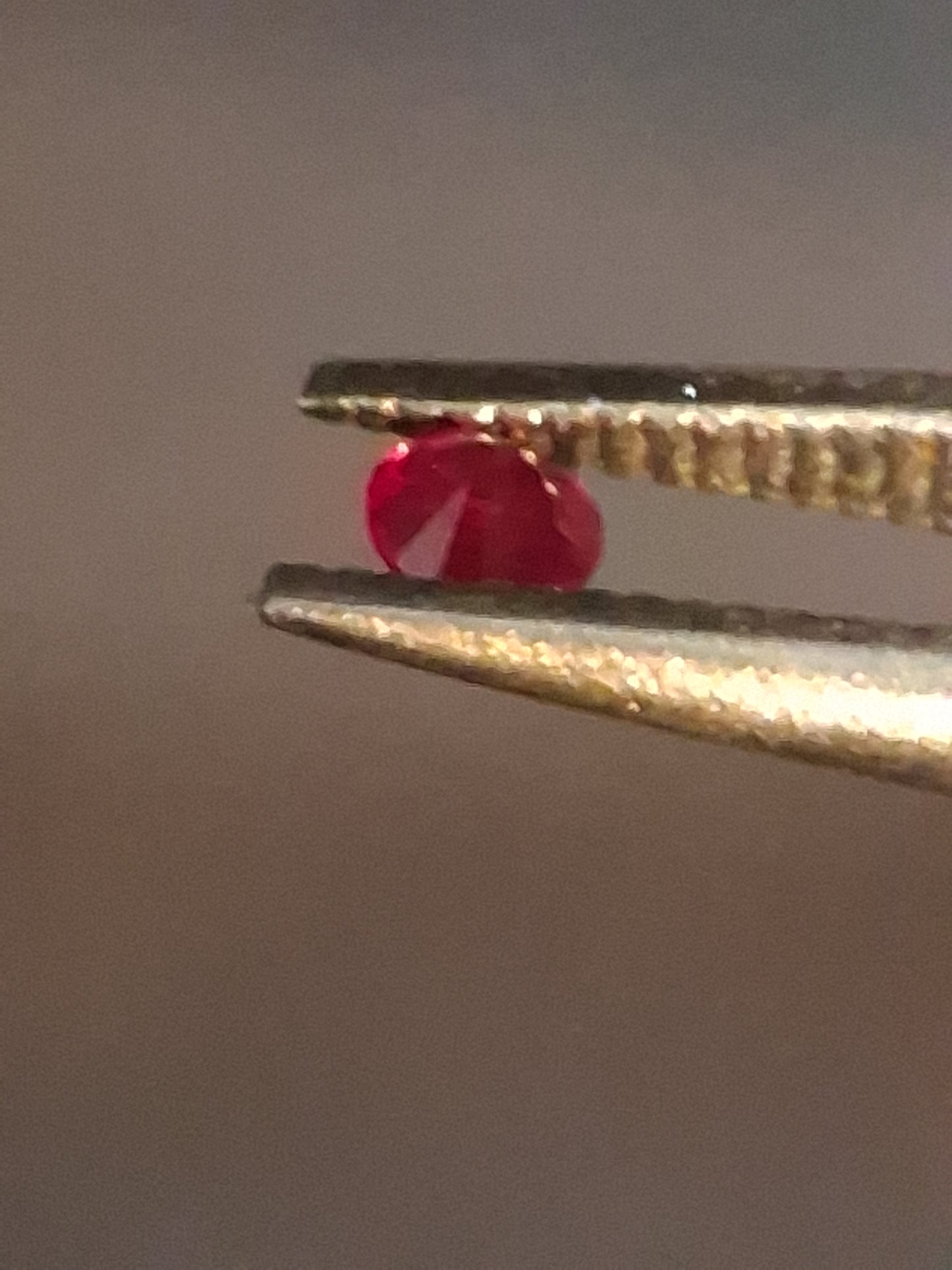 Natural Red Ruby - 0.04 ct - Round - heated - Burma - very good color - mid uv 385 reactive
