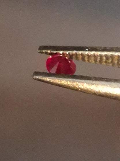 Natural Red Ruby - 0.04 ct - Round - heated - Burma - very good color - mid uv 385 reactive
