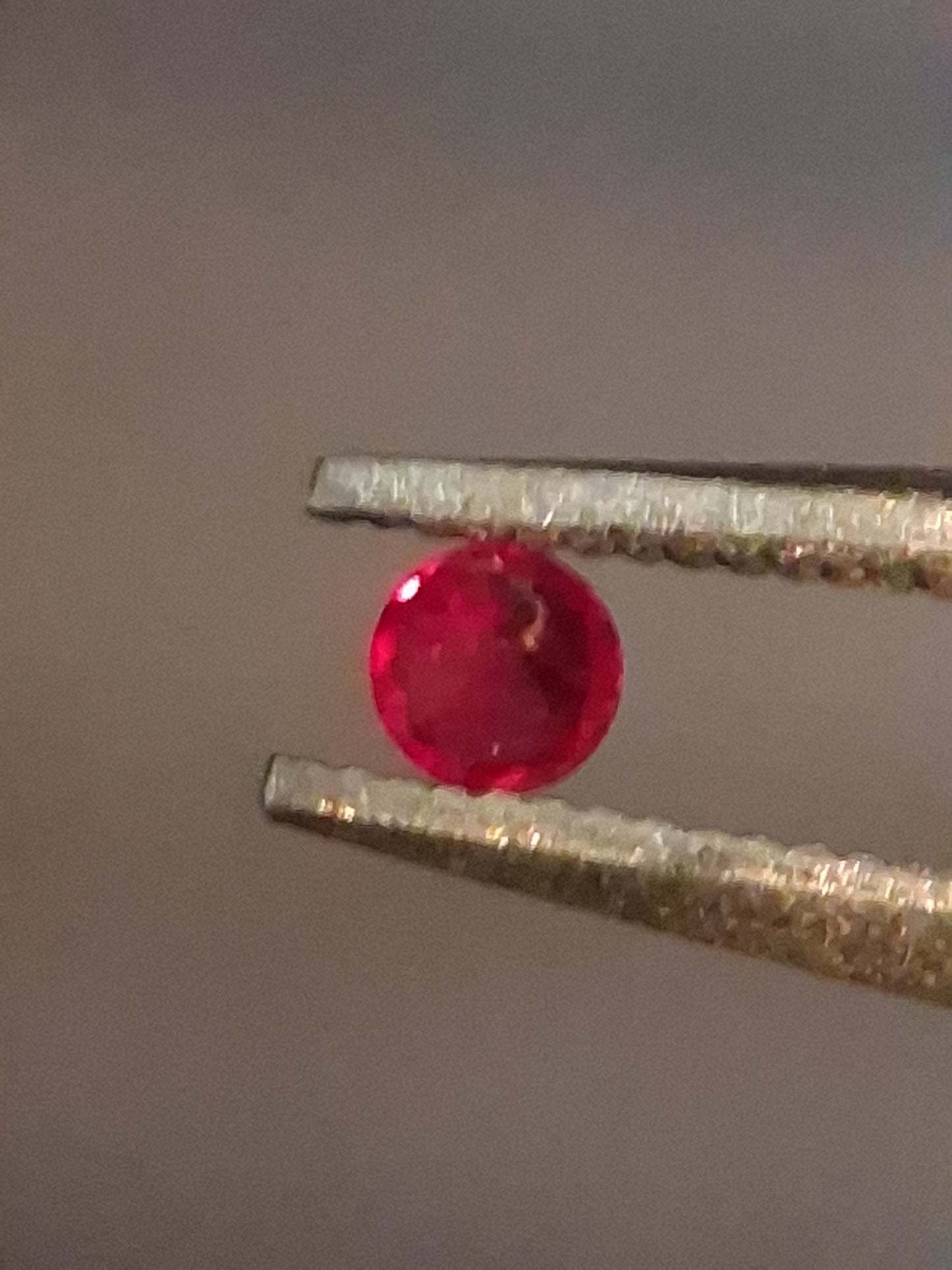Natural Red Ruby - 0.04 ct - Round - heated - Burma - very good color - mid uv 385 reactive
