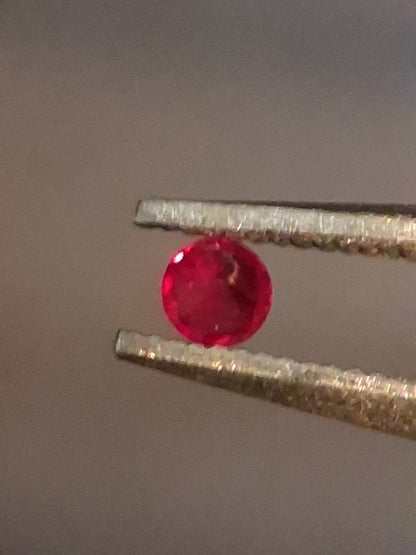 Natural Red Ruby - 0.04 ct - Round - heated - Burma - very good color - mid uv 385 reactive