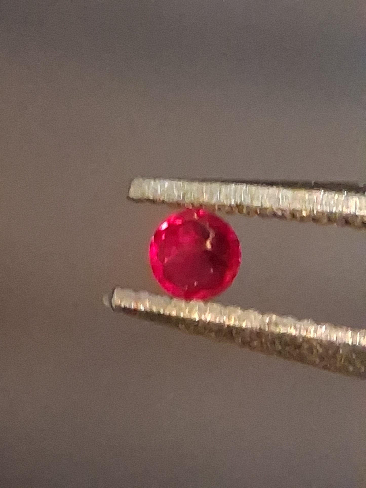 Natural Red Ruby - 0.04 ct - Round - heated - Burma - very good color - mid uv 385 reactive