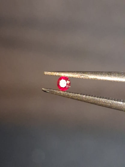 Natural Red Ruby - 0.04 ct - Round - heated - Burma - very good color -for high end jewelry