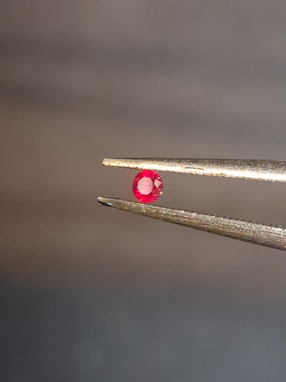 Natural Red Ruby - 0.04 ct - Round - heated - Burma - very good color -for high end jewelry