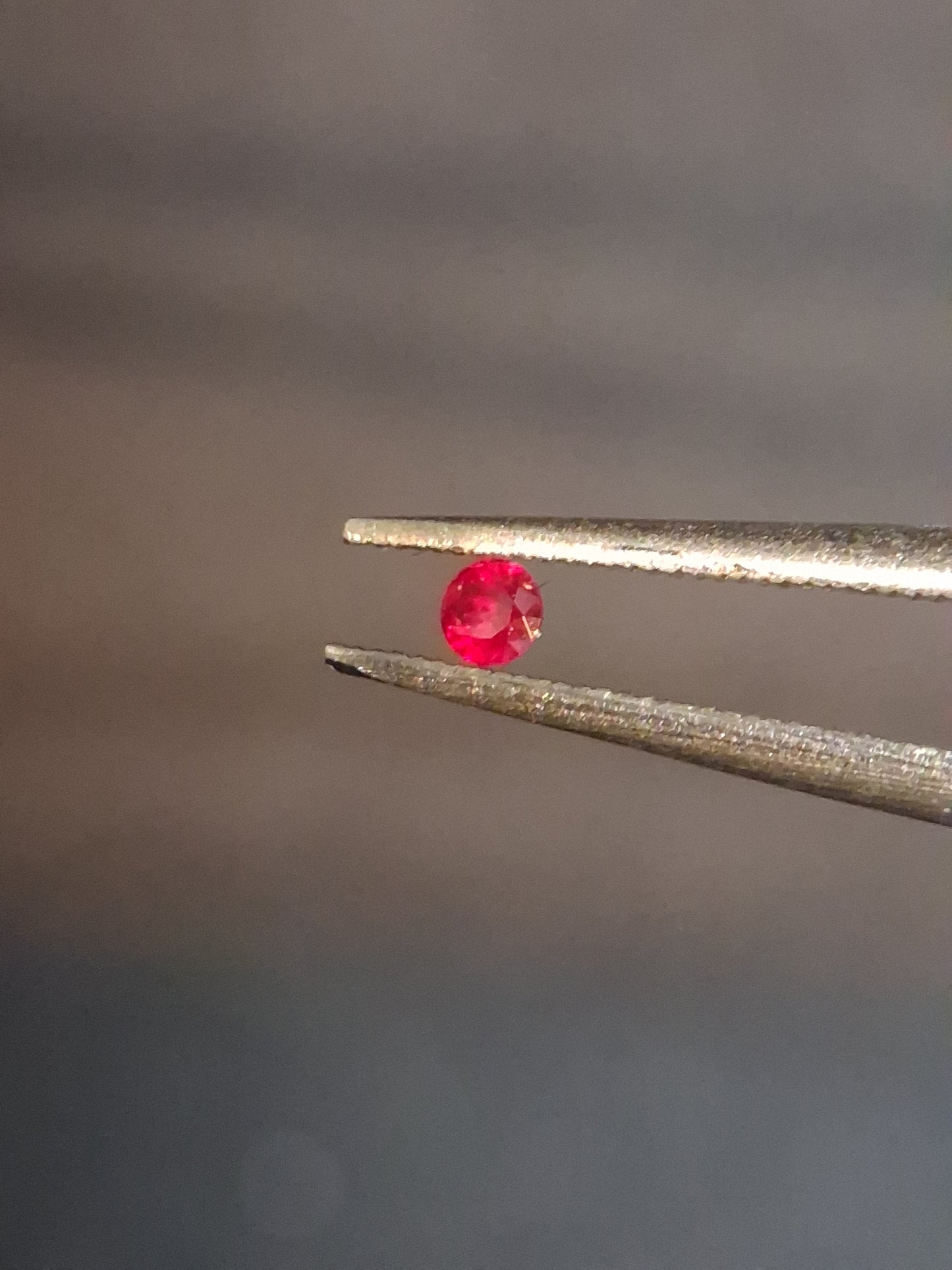 Natural Red Ruby - 0.04 ct - Round - heated - Burma - very good color -for high end jewelry