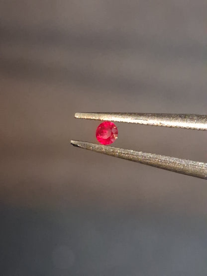Natural Red Ruby - 0.04 ct - Round - heated - Burma - very good color -for high end jewelry