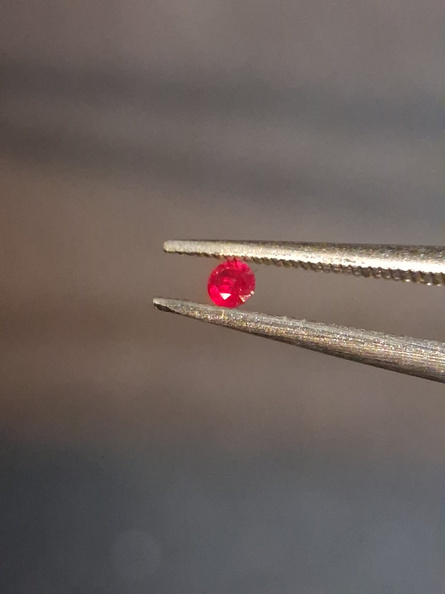 Natural Red Ruby - 0.04 ct - Round - heated - Burma - very good color -for high end jewelry