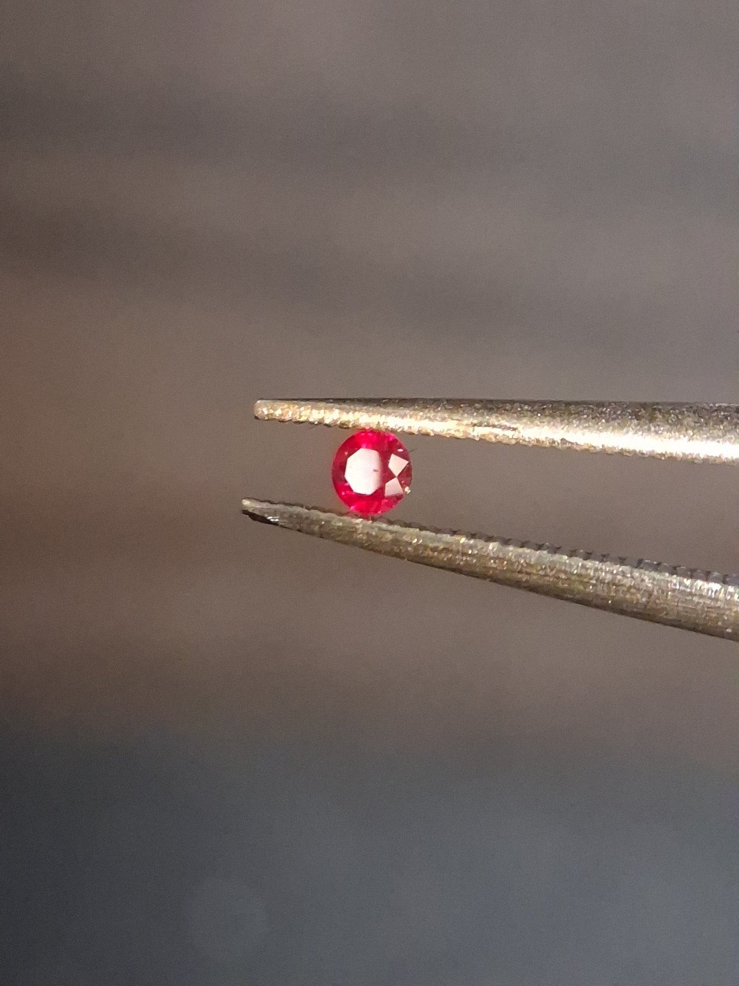 Natural Red Ruby - 0.04 ct - Round - heated - Burma - very good color -for high end jewelry