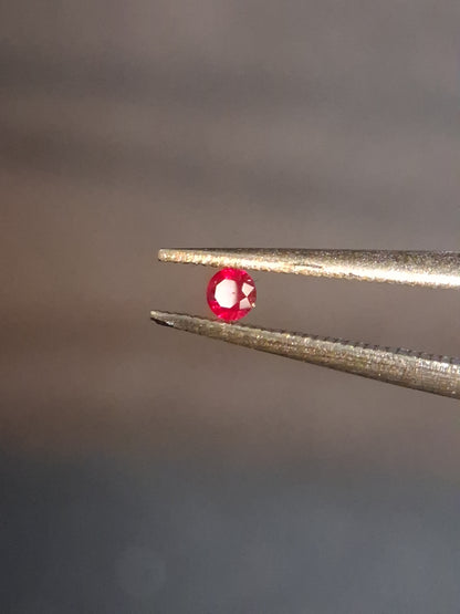 Natural Red Ruby - 0.04 ct - Round - heated - Burma - very good color -for high end jewelry