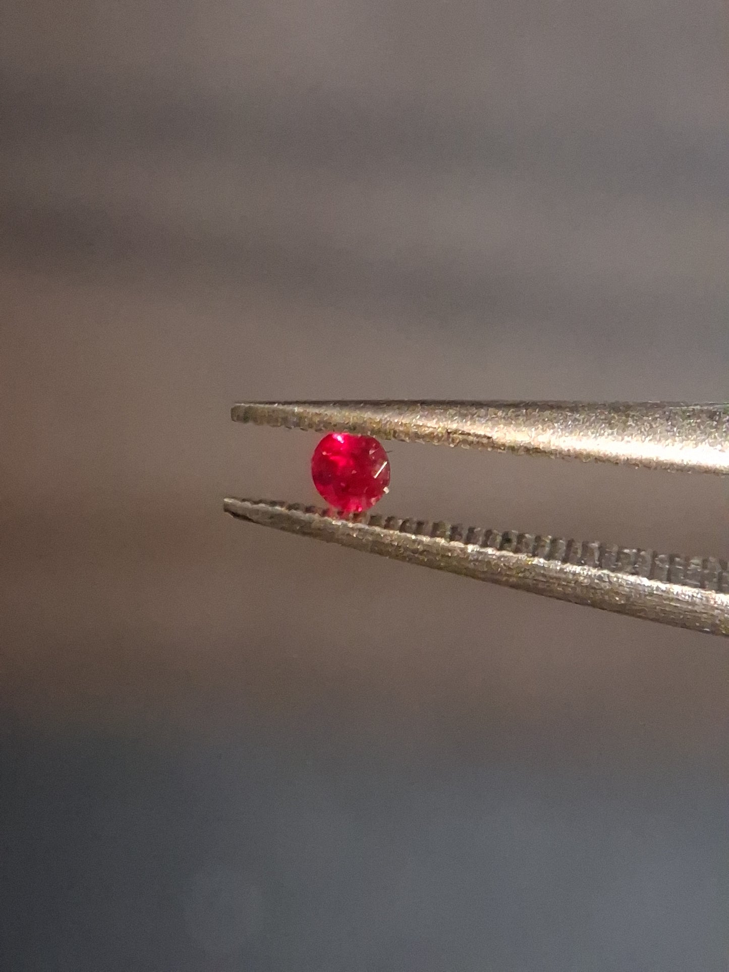 Natural Red Ruby - 0.04 ct - Round - heated - Burma - very good color -for high end jewelry