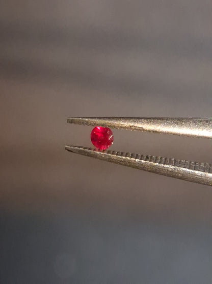 Natural Red Ruby - 0.04 ct - Round - heated - Burma - very good color -for high end jewelry