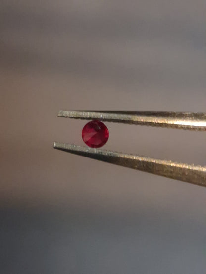 Natural Red Ruby - 0.04 ct - Round - heated - Burma - very good color -for high end jewelry