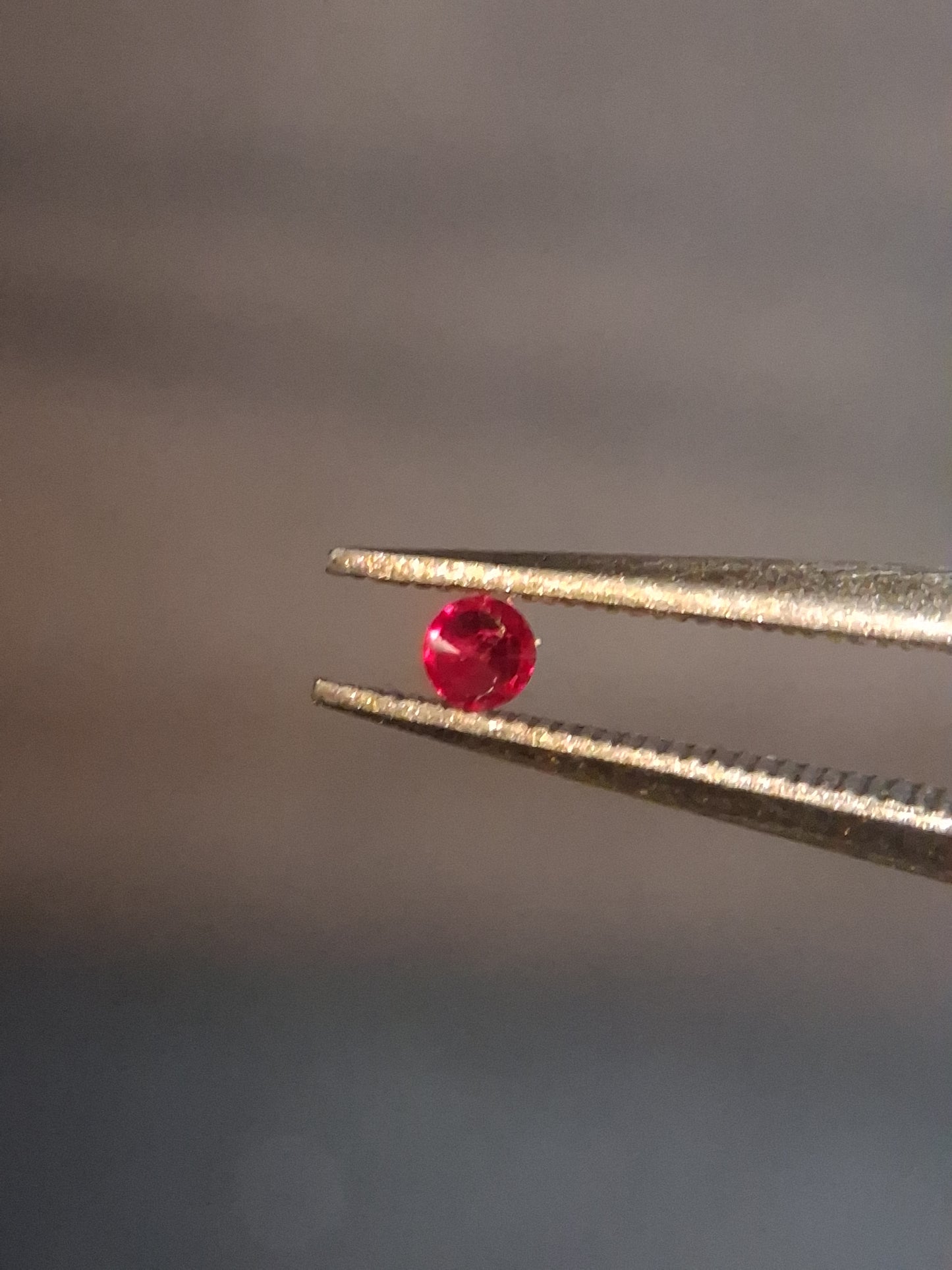 Natural Red Ruby - 0.04 ct - Round - heated - Burma - very good color -for high end jewelry