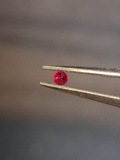 Natural Red Ruby - 0.04 ct - Round - heated - Burma - very good color -for high end jewelry