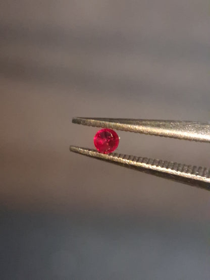 Natural Red Ruby - 0.04 ct - Round - heated - Burma - very good color -for high end jewelry