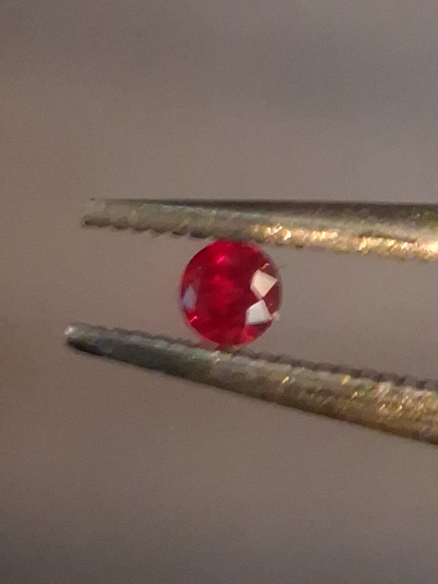 Natural Red Ruby - 0.04 ct - Round - heated - Burma - very good color -for high end jewelry