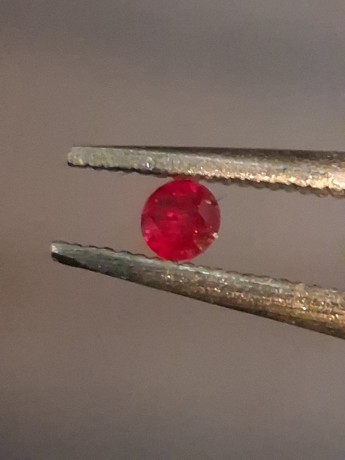Natural Red Ruby - 0.04 ct - Round - heated - Burma - very good color -for high end jewelry