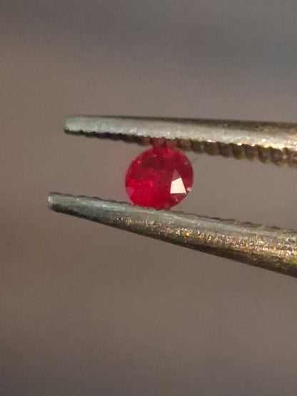Natural Red Ruby - 0.04 ct - Round - heated - Burma - very good color -for high end jewelry