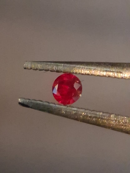 Natural Red Ruby - 0.04 ct - Round - heated - Burma - very good color -for high end jewelry