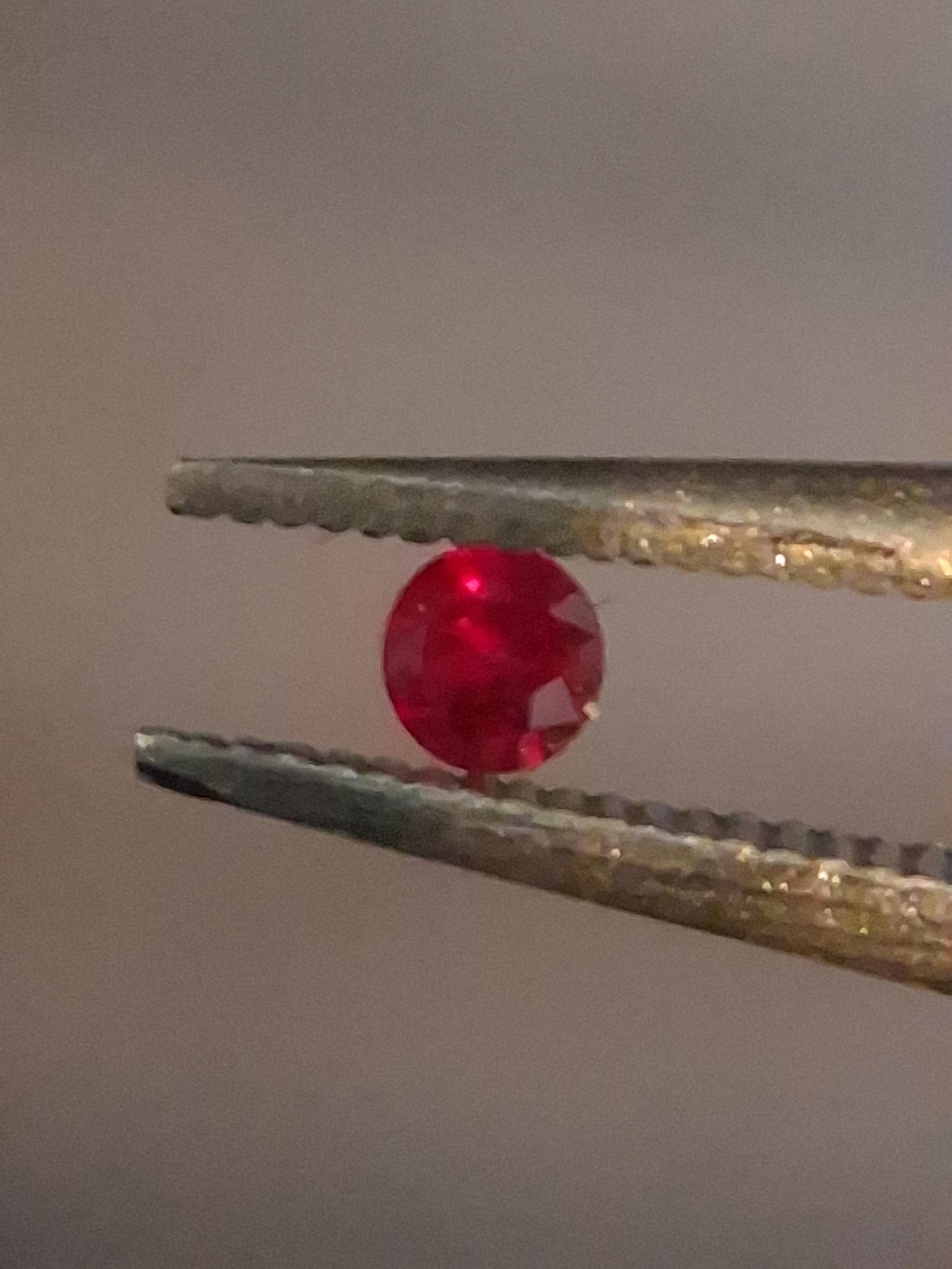 Natural Red Ruby - 0.04 ct - Round - heated - Burma - very good color -for high end jewelry