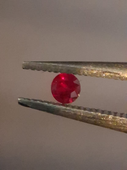 Natural Red Ruby - 0.04 ct - Round - heated - Burma - very good color -for high end jewelry