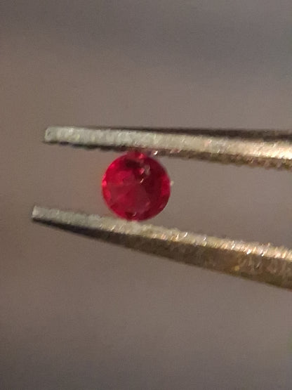 Natural Red Ruby - 0.04 ct - Round - heated - Burma - very good color -for high end jewelry