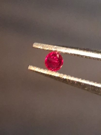 Natural Red Ruby - 0.04 ct - Round - heated - Burma - very good luster -for high end jewelry (Copy)