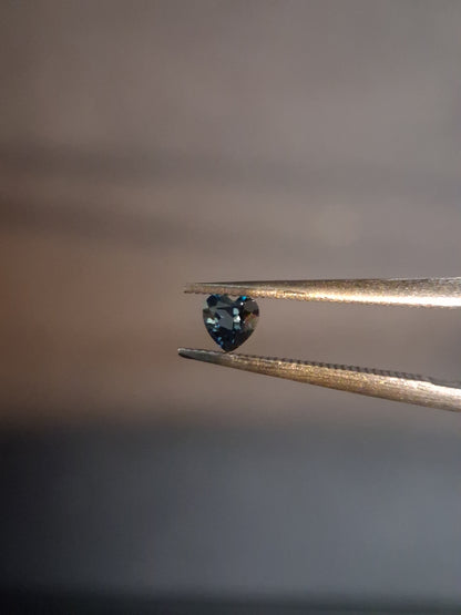 Natural London Blue Topaz - 0.125 ct - heart - irradiated - high quality