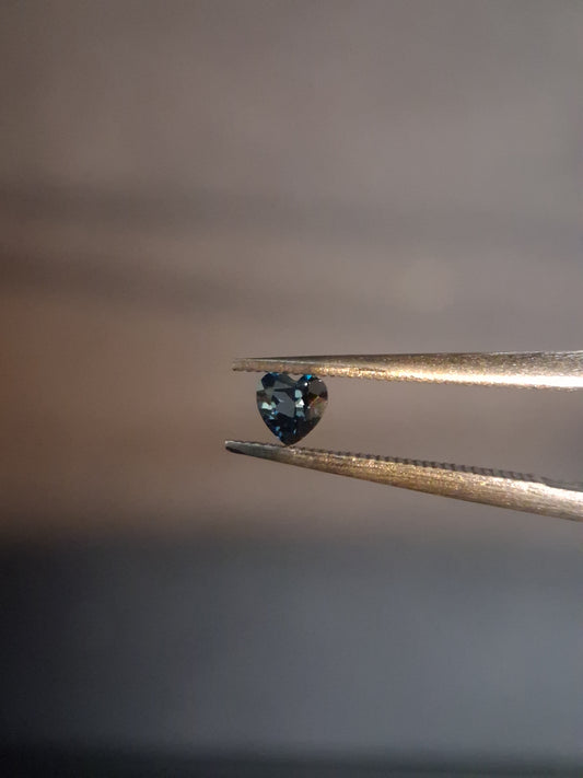Natural London Blue Topaz - 0.125 ct - heart - irradiated - high quality