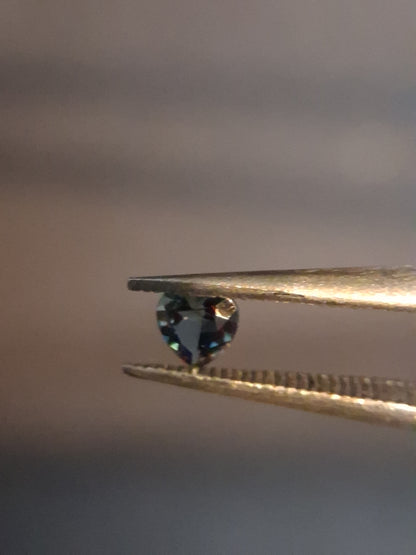 Natural London Blue Topaz - 0.125 ct - heart - irradiated - high quality