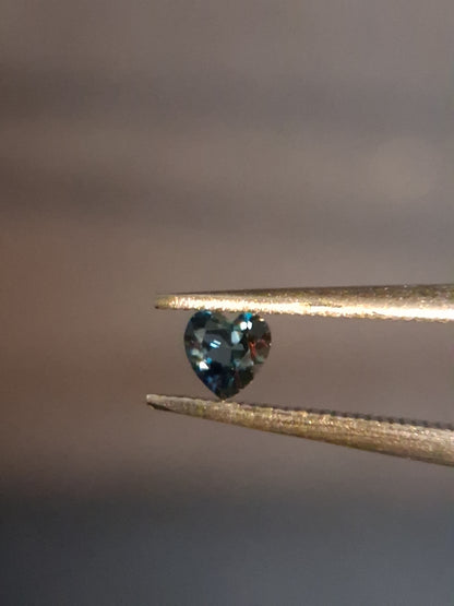 Natural London Blue Topaz - 0.125 ct - heart - irradiated - high quality