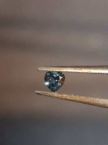 Natural London Blue Topaz - 0.125 ct - heart - irradiated - high quality