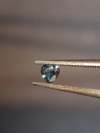 Natural London Blue Topaz - 0.125 ct - heart - irradiated - high quality